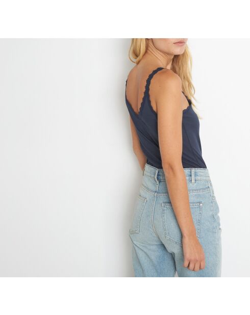 Rosa tanktop voor op zee