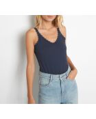 Rosa tanktop voor op zee