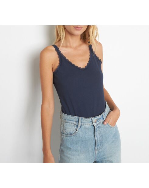 Rosa tanktop voor op zee