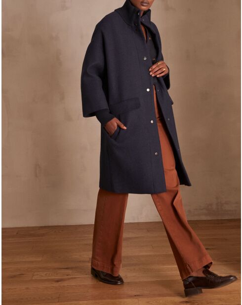 Baptiste Bl Marineblaue bestickte Bluse