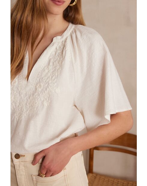 Bl Poker Bl crèmekleurige blouse met borduursel