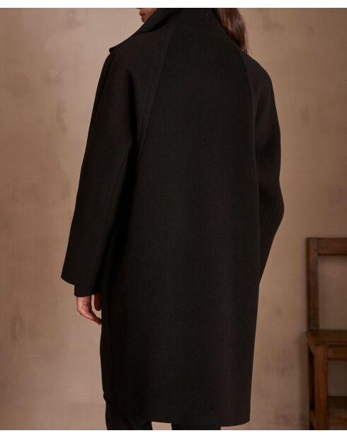 Alpha M schwarzer Mantel