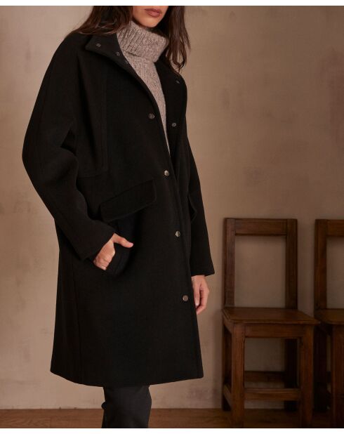 Alpha M schwarzer Mantel