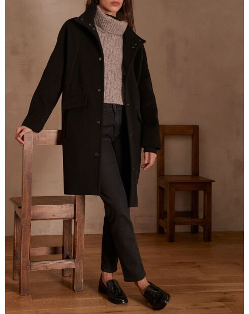 Alpha M schwarzer Mantel