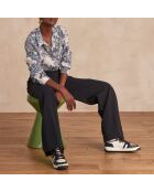 Marineblauwe broek Layla P voor aan de muur