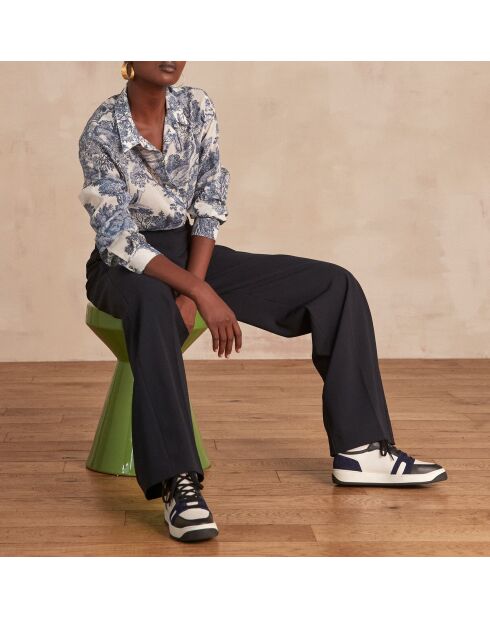 Marineblauwe broek Layla P voor aan de muur