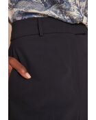 Marineblauwe broek Layla P voor aan de muur