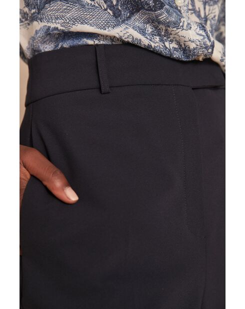 Marineblauwe broek Layla P voor aan de muur