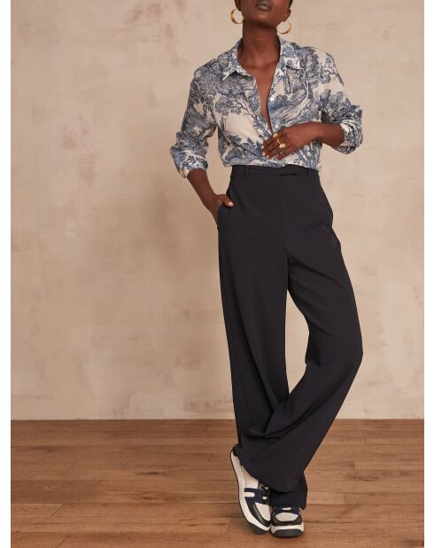 Marineblauwe broek Layla P voor aan de muur