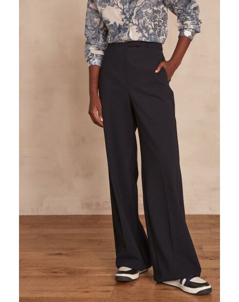 Marineblauwe broek Layla P voor aan de muur