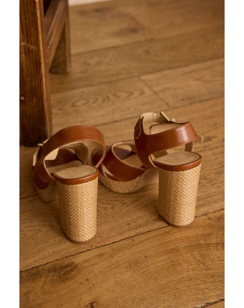 Max Light camelfarbene Sandalen