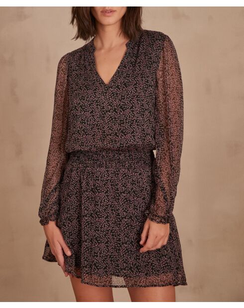 Meghan R imp bordeauxrode jurk