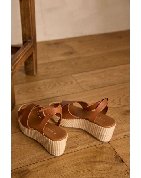 Leichte kamelfarbene Malo-Sandalen