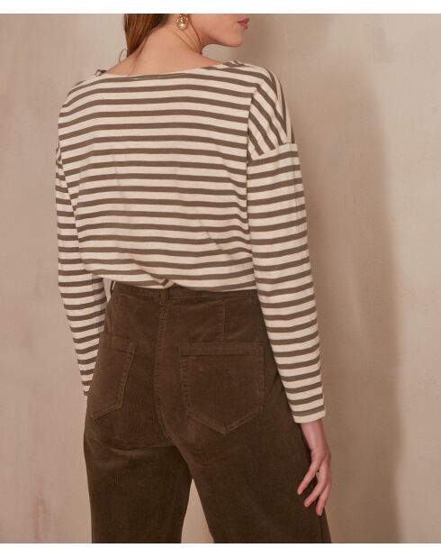 Kaki T-shirt met madeliefjes