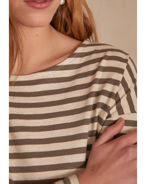 Kaki T-shirt met madeliefjes