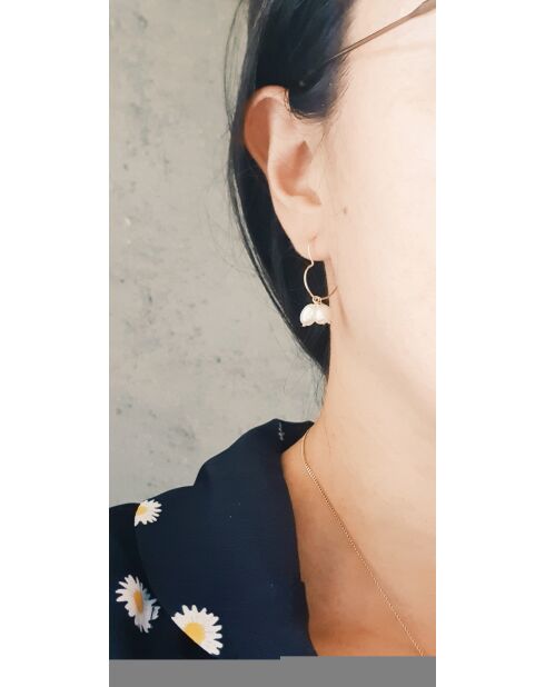 Orecchini a cerchio a cuore placcati in oro con perle coltivate bianche