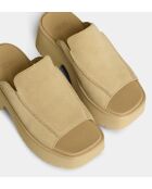 Beigefarbene Keil-Pantoletten aus Veloursleder von New Heights