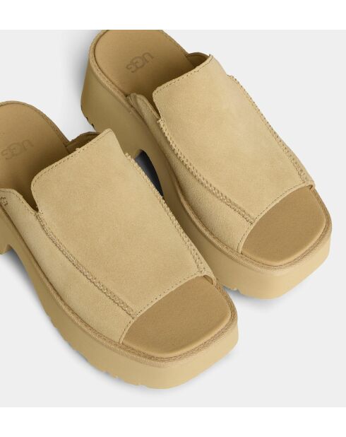 Beigefarbene Keil-Pantoletten aus Veloursleder von New Heights