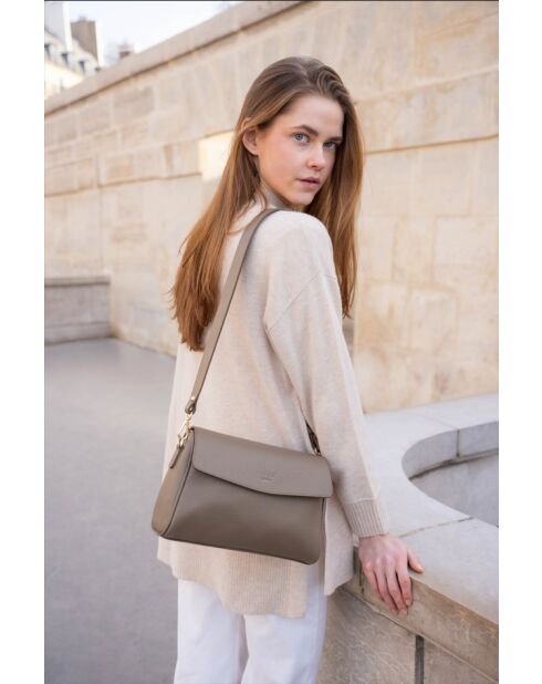 Schultertasche Jazz aus Leder in Taupe — 27 x 18 x 9 cm