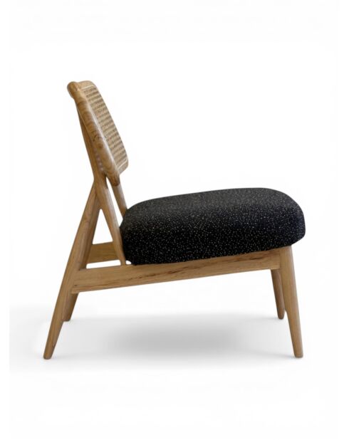 Loungestoel in rubberhout en gespikkeld zwart rotan - 63x70x74 cm