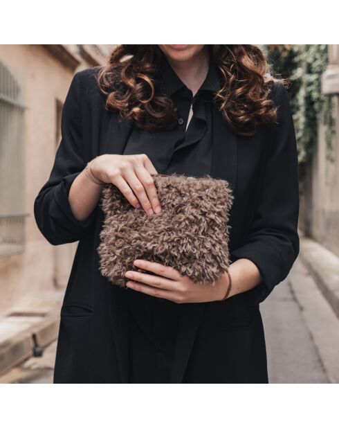 Pochette en fausse fourrure marron - 21x18 cm