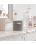 Candela profumata della durata di circa 40 ore con rivestimento in salvia moumoute - H8 — ø 9 cm