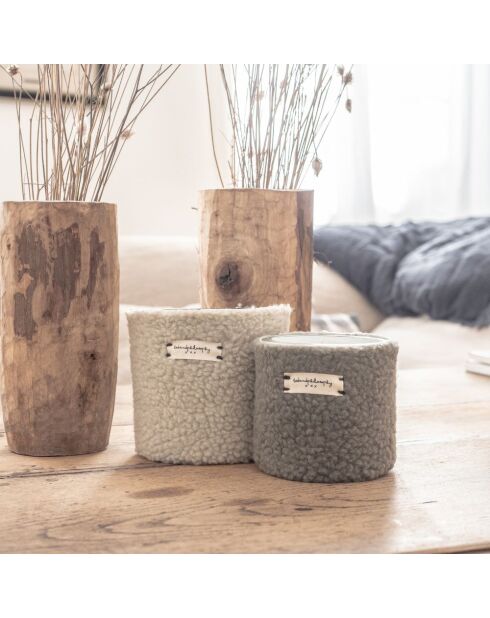 Candela profumata della durata di circa 40 ore con rivestimento in salvia moumoute - H8 — ø 9 cm