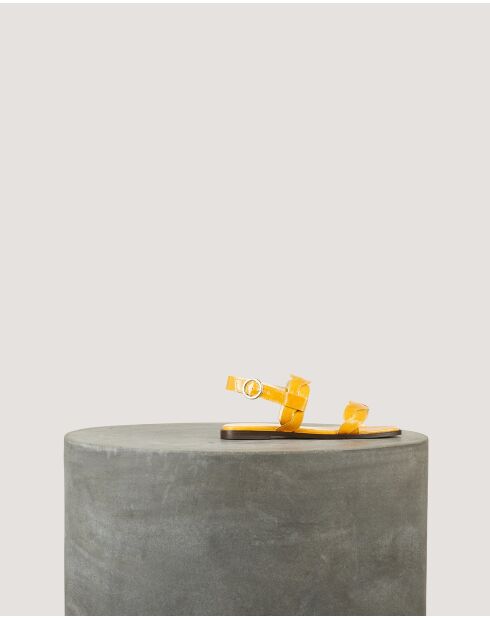 Platte sandalen van Rhea in zacht mandarijnlakleer