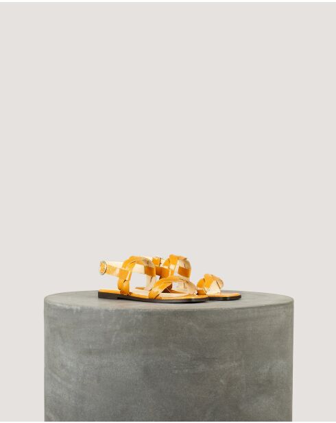 Platte sandalen van Rhea in zacht mandarijnlakleer