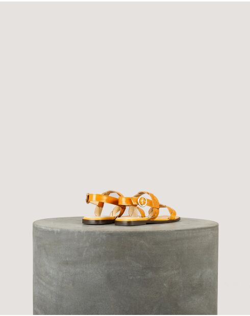 Platte sandalen van Rhea in zacht mandarijnlakleer