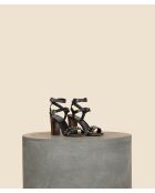 Sandalias altas de piel flamenca negras plateadas