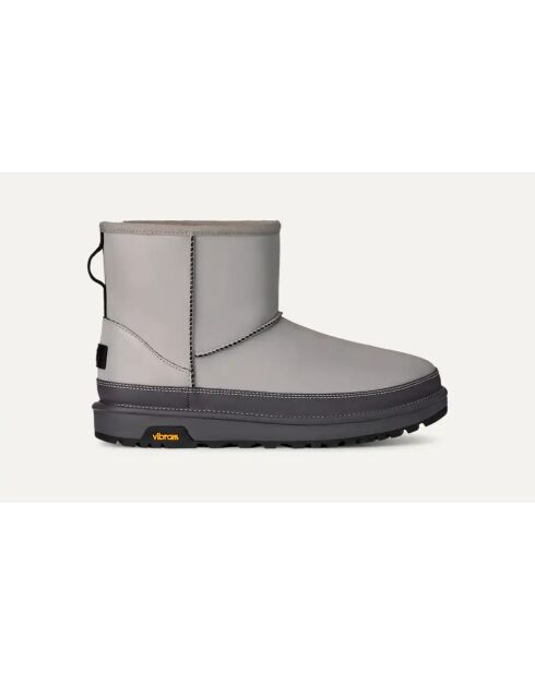 Klassische reflektierende hellgraue Mini-Stiefel