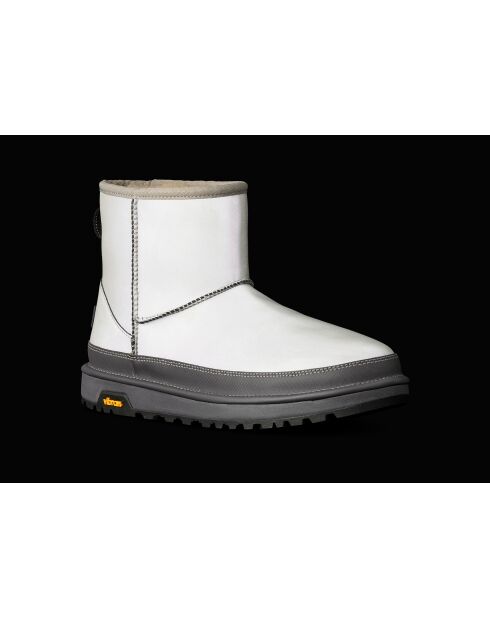Klassische reflektierende hellgraue Mini-Stiefel