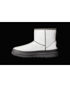 Klassische reflektierende hellgraue Mini-Stiefel