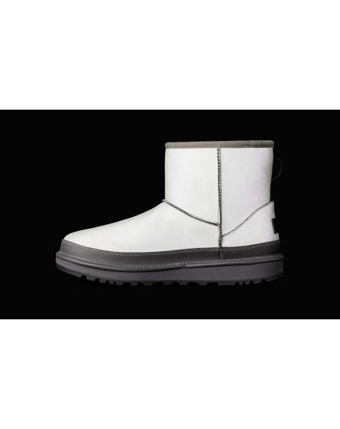 Klassische reflektierende hellgraue Mini-Stiefel