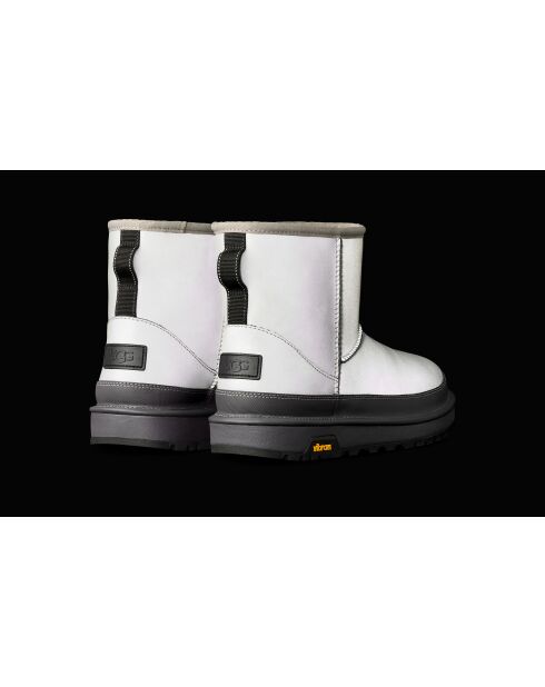 Klassische reflektierende hellgraue Mini-Stiefel