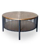 Mesita redonda con almacenamiento en madera de cúrcuma y metal jaspeado negro - 84x84x41,5 cm