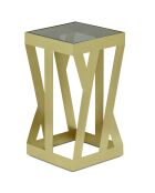 3 mesas auxiliares Zendaya en cristal ahumado y metal dorado