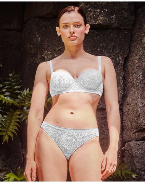 Culotte classique en dentelle blanche