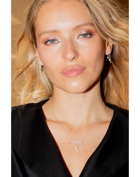 Zilveren oorbellen met een klein staafje van 3 ronde oxiden