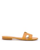 CA-380 senffarbene Ledersandalen