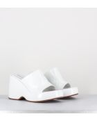Sandalias tipo mules con cuña de piel blanca, tacón de 9,5 cm