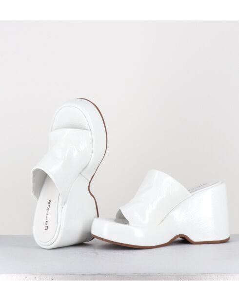 Sandalias tipo mules con cuña de piel blanca, tacón de 9,5 cm