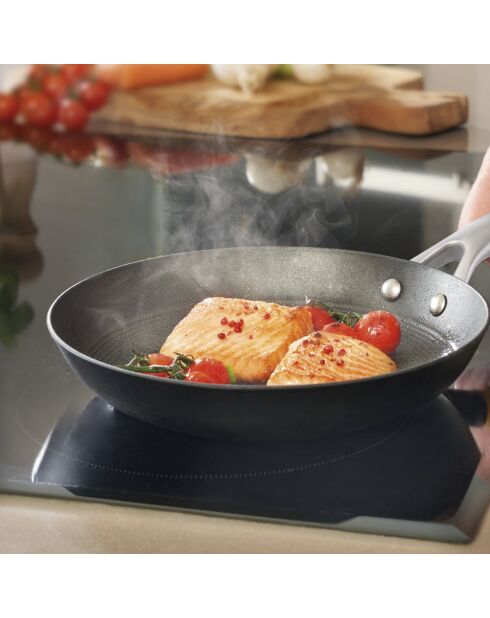 Poêle en fonte d'acier noir ultra légère avec revêtement antiadhésif en nid d'abeille - 20 cm