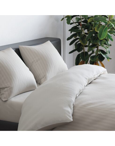 Kissenbezug aus Baumwollsatin mit gewebtem Jacquard-Streifen in Taupe — 50 x 70 cm