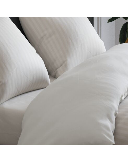 Kissenbezug aus Baumwollsatin mit gewebtem Jacquard-Streifen in Taupe — 50 x 70 cm