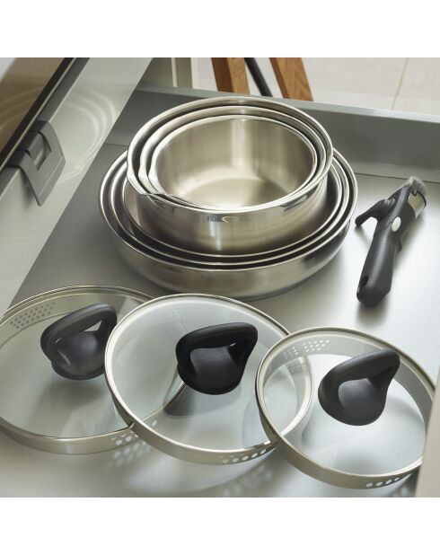 Set de 3 casseroles en inox. 2 poêles. 1 poignée amovible. 3 couvercles passoires avec manche en inox argenté / noir / rouge