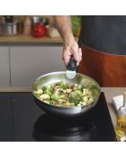 Set de 3 casseroles en inox. 2 poêles. 1 poignée amovible. 3 couvercles passoires avec manche en inox argenté / noir / rouge