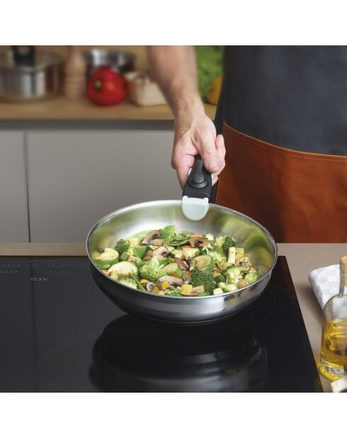 Set de 3 casseroles en inox. 2 poêles. 1 poignée amovible. 3 couvercles passoires avec manche en inox argenté / noir / rouge