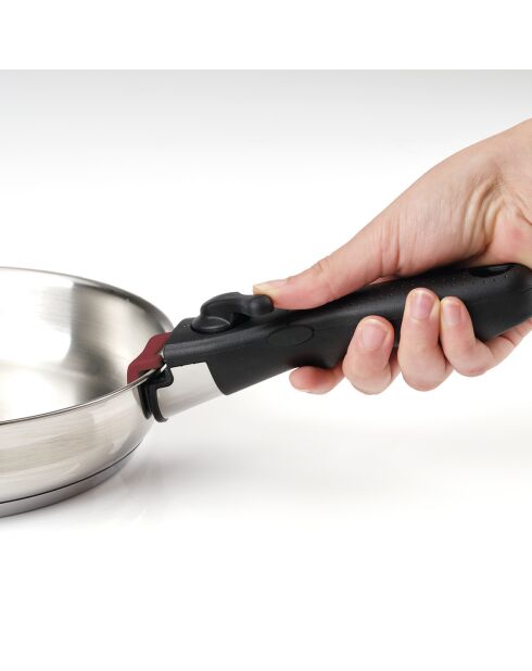 Set de 3 casseroles en inox. 3 poêles avec revêtement anti-adhérent. 1 poignée amovible. 3 couvercles passoires avec manche en inox argenté / noir / rouge